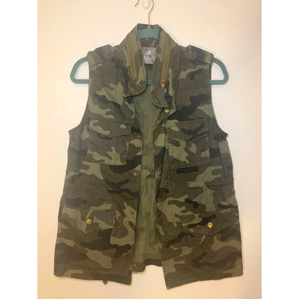 Le3no Green Camo Vest, snap up, hidden drawstring waist, size S